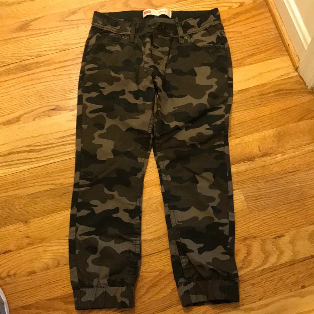 Boys Levi camo joggers. NWOT